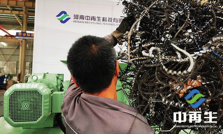 雙軸撕碎機(jī)，推動廢舊金屬粉碎發(fā)展