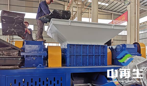 銅鋁水箱撕碎機(jī)在整條銅鋁水箱粉碎生產(chǎn)線(xiàn)中的作用